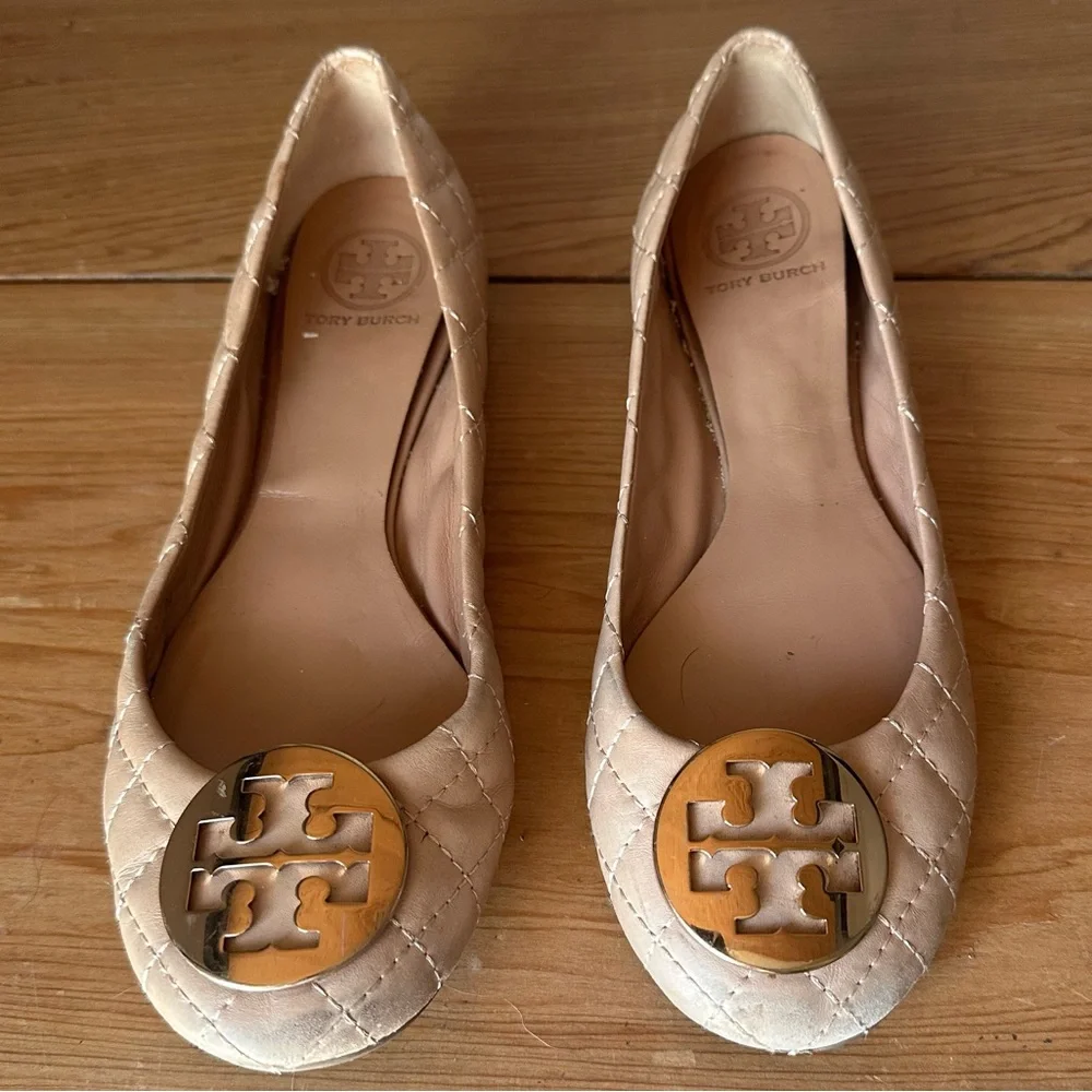 Tory Burch Quilted Leather Reva Flats Tan Gold Logo Size 8.5 - Picture 1 of 6